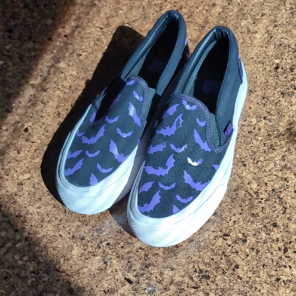 YRU Chill Bat slip-on shoe